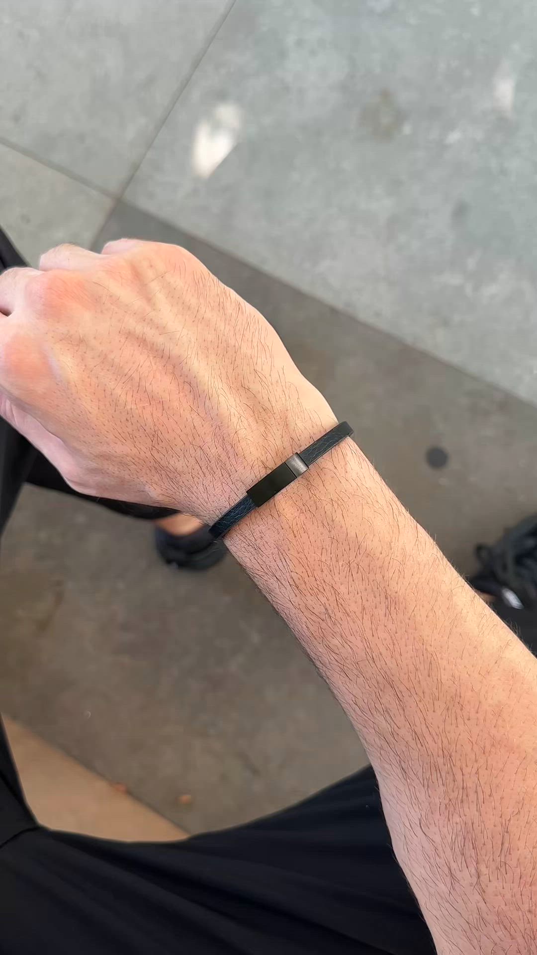 Pulseira de Couro Preto com Fecho Magnético Seguro